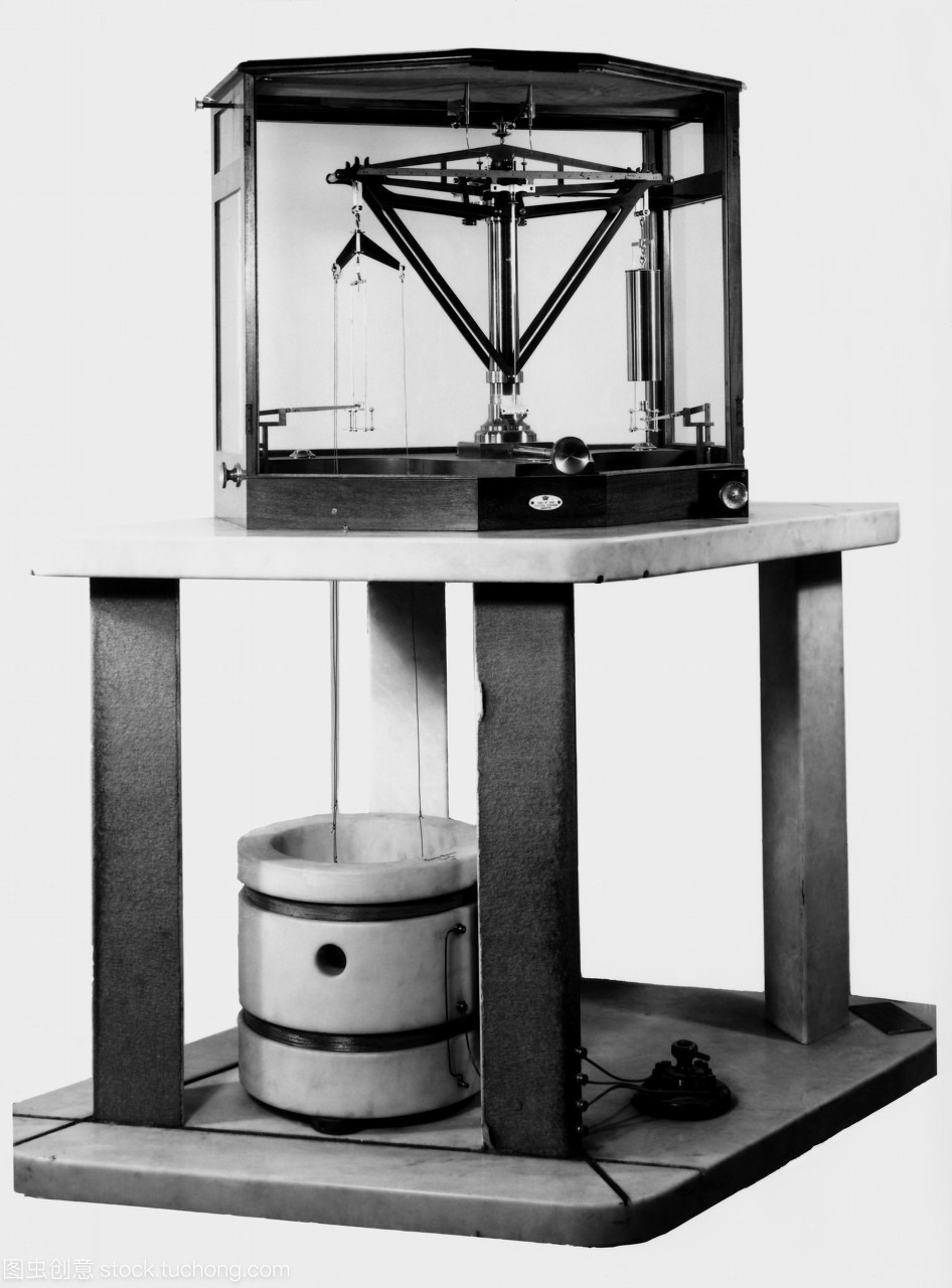 貿易部電流平衡當前的平衡也被稱為一個安培平衡或開爾文平衡是一個機電設備用于電流的精確測量電流單位當前的測量是通過兩個線圈大理石圓柱周圍看到左下和兩個線圈之間的磁力測量給當前的當前余額的大小是由威廉·湯姆森發明第一個開爾文男爵1882年拍攝于1950年